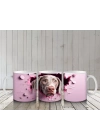 Pembe Kalpli Duvar Önünde Sevimli Köpek – Baskılı Kahve Kupası