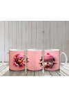 Pembe Şapkalı Sevimli Kız Maskot ve Kurdeleli Figür – Baskılı Kahve Kupası