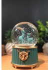 ® Pilli Işıklı Müzikli Kar Küresi–İki Geyikli Yeşil Figürlü Eğlenceli Masaüstü Biblo, LED Aydınlatmalı Dekoratif Hediyelik Kar Küresi