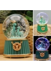 ® Pilli Işıklı Müzikli Kar Küresi–İki Geyikli Yeşil Figürlü Eğlenceli Masaüstü Biblo, LED Aydınlatmalı Dekoratif Hediyelik Kar Küresi
