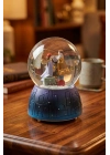 ® Pilli Işıklı Müzikli Kar Küresi–Valizli Sevgili Çift Figürlü Eğlenceli Masaüstü Biblo, LED Aydınlatmalı Dekoratif Hediyelik Kar Küresi