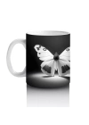 Siyah Zemin Üzerinde Ayna Yansımalı Beyaz Kelebek – Baskılı Kahve Kupası