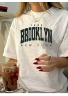 Brooklyn Harf Baskılı Düşük Omuzlu T-shirt, Rahat Kısa Kollu Bol T-shirt,   Giyim - Beyaz -