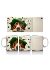 Yeşil Şapkalı Basset Hound Figürü ve Yonca Detayları - Baskılı kahve kupası