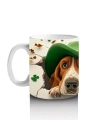 Yeşil Şapkalı Basset Hound Figürü ve Yonca Detayları - Baskılı kahve kupası