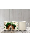 Yeşil Şapkalı Basset Hound Figürü ve Yonca Detayları - Baskılı kahve kupası
