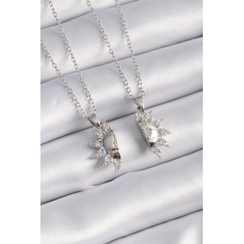 ÇOK SATAN 316L Çelik Gümüş Renk Zirkon Taşlı Güneş Model İşleme Yazı Detay Arkadaşlık Kolyesi