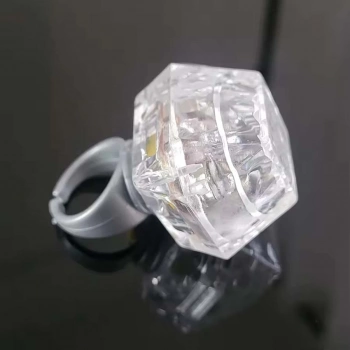 ÇOK SATAN Kristal Tasarımlı Led Glow Işıklı 3 Modlu Gümüş Yüzük 3.5 x 5 cm