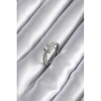 Pirinç Gümüş Renk Zirkon Taşlı Kadın Yüzük