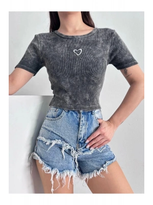 Kalp Nakış Detaylı Gri Asit Yıkamalı Slim Fit Kısa Bluz