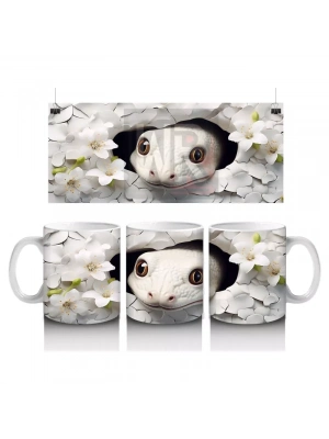 Beyaz Çiçekler Arasında Yumuşak Bakışlı Sürüngen Figürü - Baskılı kahve kupası