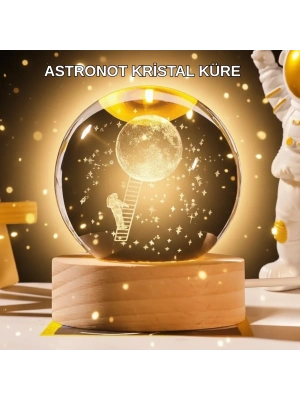 5 cm 3D Kristal Astronot Küre Lamba – Dekoratif LED Işıklı Ahşap Stand