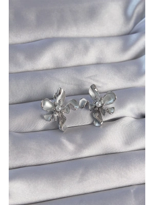 ® Pirinç Gümüş Renk İnci Detay Çiçek Tasarımlı Küpe