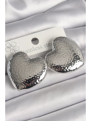 ® Pirinç Gümüş Renk İşleme Detaylı Kalp Model Kadın Küpe
