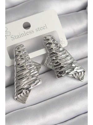 ® Pirinç Gümüş Renk İşleme Detaylı Katlanmış Kare Plaka Model Kadın Küpe