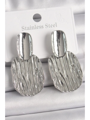 ® Pirinç Gümüş Renk İşlemeli Kare Plaka Model Kadın Küpe