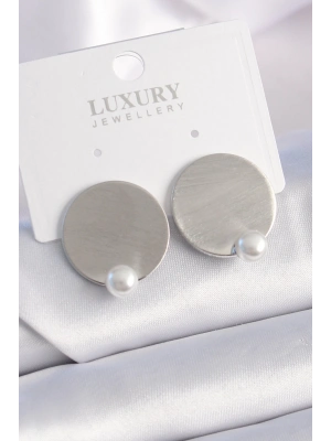 ® Pirinç Gümüş Renk Plaka Model İnci Detay Kadın Küpe