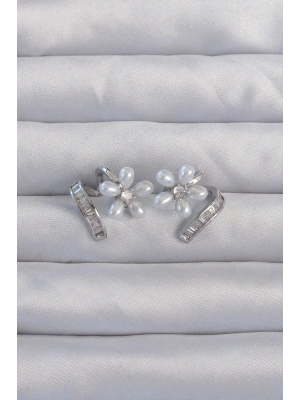 ® Pirinç Gümüş Renk Zirkon Taşlı Kıvrımlı İnci Çiçek Küpe