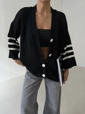 Büyük düğmeli salaş triko hırka siyahbeyaz