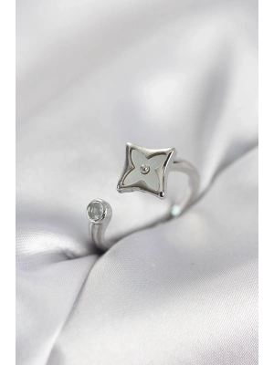 ® Gümüş Renk Köşeli Yonca Model Zirkon Taşlı Kadın Yüzük