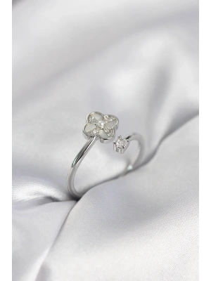 ® Gümüş Renk Zirkon Taşlı Yonca Model Kadın Yüzük