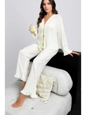 Kadın Beyaz Önden Bağlamalı Kolu ve Paçası Fırfır Detaylı Uzun Kollu Pijama Takımı – Rahat, Şık ve 4 Mevsim Kullanım