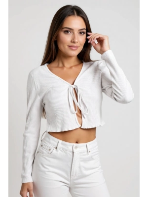 Kadın Beyaz Uzun Kollu Önden Bağlama Detaylı Crop Top Bluz – Şık, Rahat ve Kolay Kombinlenebilir