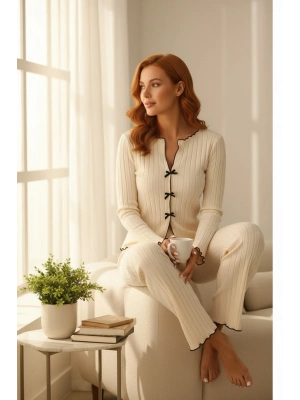 Kadın Ekru Fitilli Şık Pijama Takımı – Fiyonk Detaylı Rahat Ev Giyim Seti