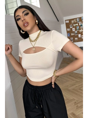 Kadın Ekru Göğüs Dekolteli Yarım Kollu Cut Out Crop Top Bluz – Şık, Rahat ve Kolay Kombinlenebilir