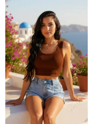 Kadın Kahverengi Kare Yaka Crop Top Bluz – Şık, Rahat ve Kolay Kombinlenebilir