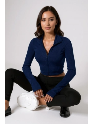 Kadın Lacivert Uzun Kol Fermuarlı Parmak Geçme Detaylı Dik Yaka Crop Top Bluz – Şık, Rahat ve Kolay Kombinlenebilir