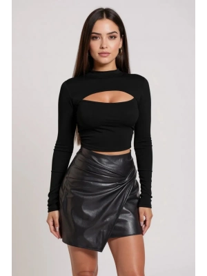 Kadın Siyah Göğüs Dekolteli Uzun Kollu Cut Out Crop Top Bluz – Şık, Rahat ve Kolay Kombinlenebilir