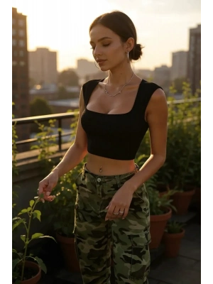 Kadın Siyah Kare Yaka Kalınlaşan Omuz Detaylı Crop Top Bluz