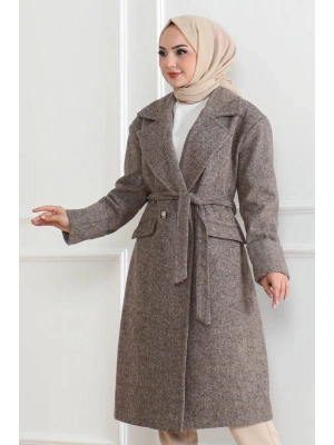 Kaşe Kaban – Uzun Boy Kruvaze Yaka Kuşaklı Tesettür Kaşe Kışlık Kaban, Astarlı Şık Yünlü Dokuma Oversize Rahat Kalıp Cepli Düğmeli Modern Kap Modeli - Vizon