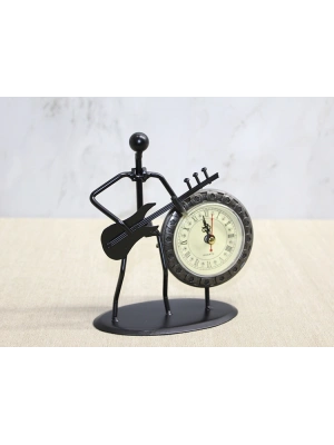 Metal Saatli Gitar Çalan Müzisyen