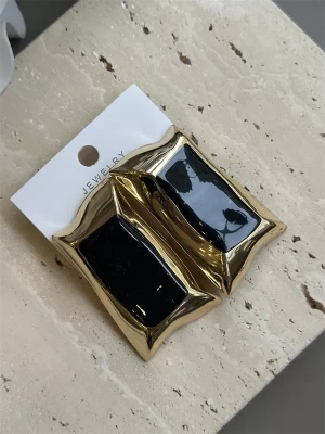 Mineli Kıvrımlı Küpe - Siyah