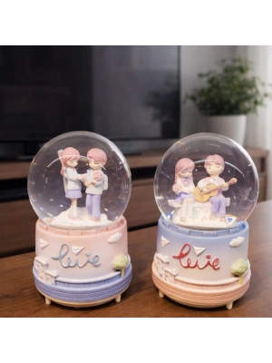 Orta Boy Romantik Çift Temalı Kar Küresi