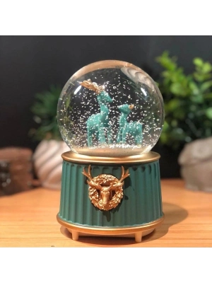 ® Pilli Işıklı Müzikli Kar Küresi–İki Geyikli Yeşil Figürlü Eğlenceli Masaüstü Biblo, LED Aydınlatmalı Dekoratif Hediyelik Kar Küresi
