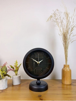 ® Siyah Metal Spor Masa Saati 25×20 cm