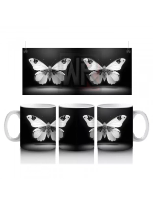 Siyah Zemin Üzerinde Zarif Siyah Beyaz Kelebekler – Baskılı Kahve Kupası