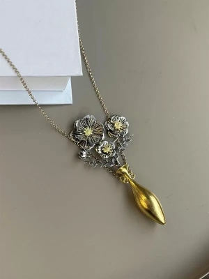 Vazodaki Çiçekler Kolye - Altın
