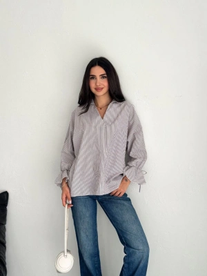 Arkası Asimetrik Yırtmaç Kesim Detaylı Cizgili Bluz Gömlek - Gri -
