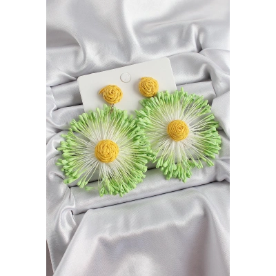 BFS Yeşil Püsküllü Papatya Figürlü Hasır Örgü Model Gold Renk Kadın Küpe