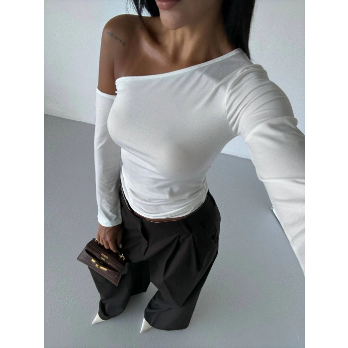 TAVSİYE EDİLEN GÜVENLİ SATICI Omuz detaylı kollu bluz beyaz f2336