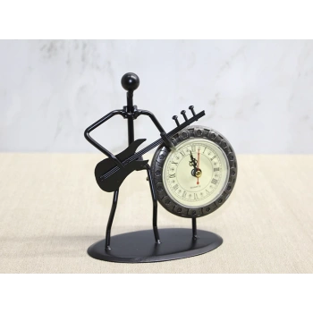 Metal Saatli Gitar Çalan Müzisyen