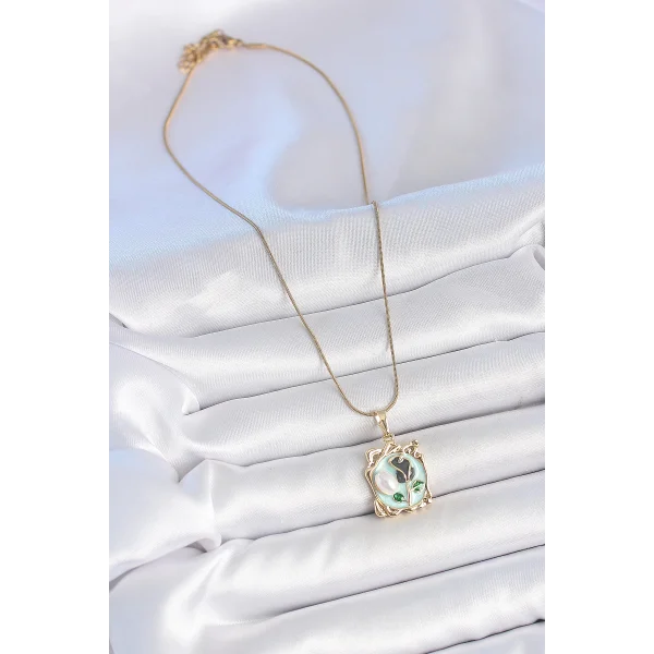 316L Çelik Gold Renk Zincir Mavi Mineli Çiçek İşlemeli İnci Detay Portre Model Kadın Kolye