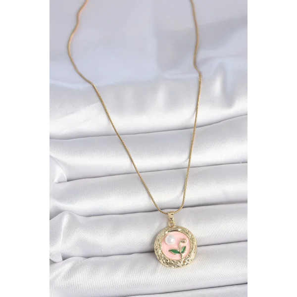 316L Çelik Gold Renk Zincir Pembe Çiçek İşlemeli inci Detay Portre Model Kadın Kolye