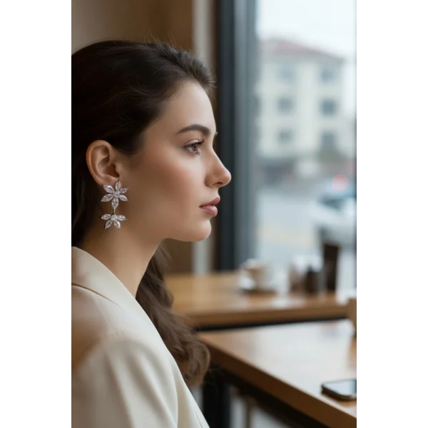 Lotus Model Gümüş Renk Zirkon Taşlı Kadın Küpe