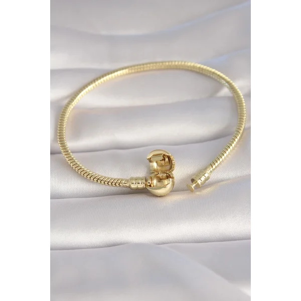 Pirinç Gold Renk İşleme Detay Charm Model Kadın Bileklik