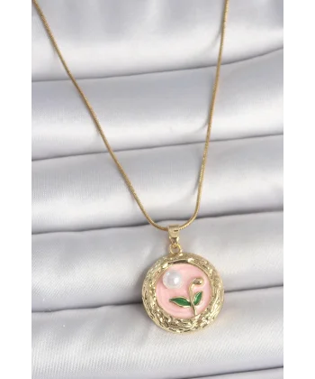 316L Çelik Gold Renk Zincir Pembe Çiçek İşlemeli inci Detay Portre Model Kadın Kolye
